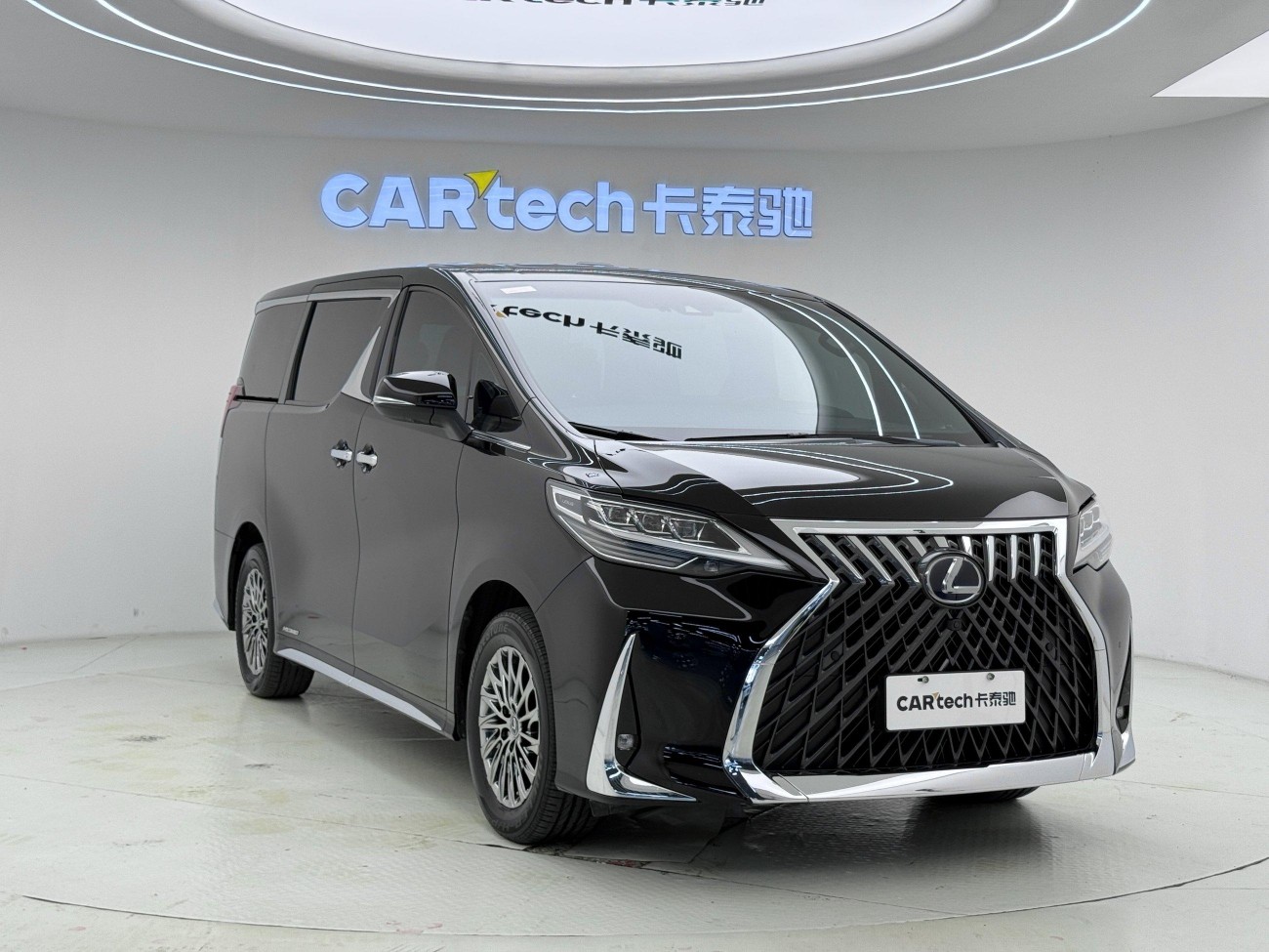 Lexus LM 300h 2023