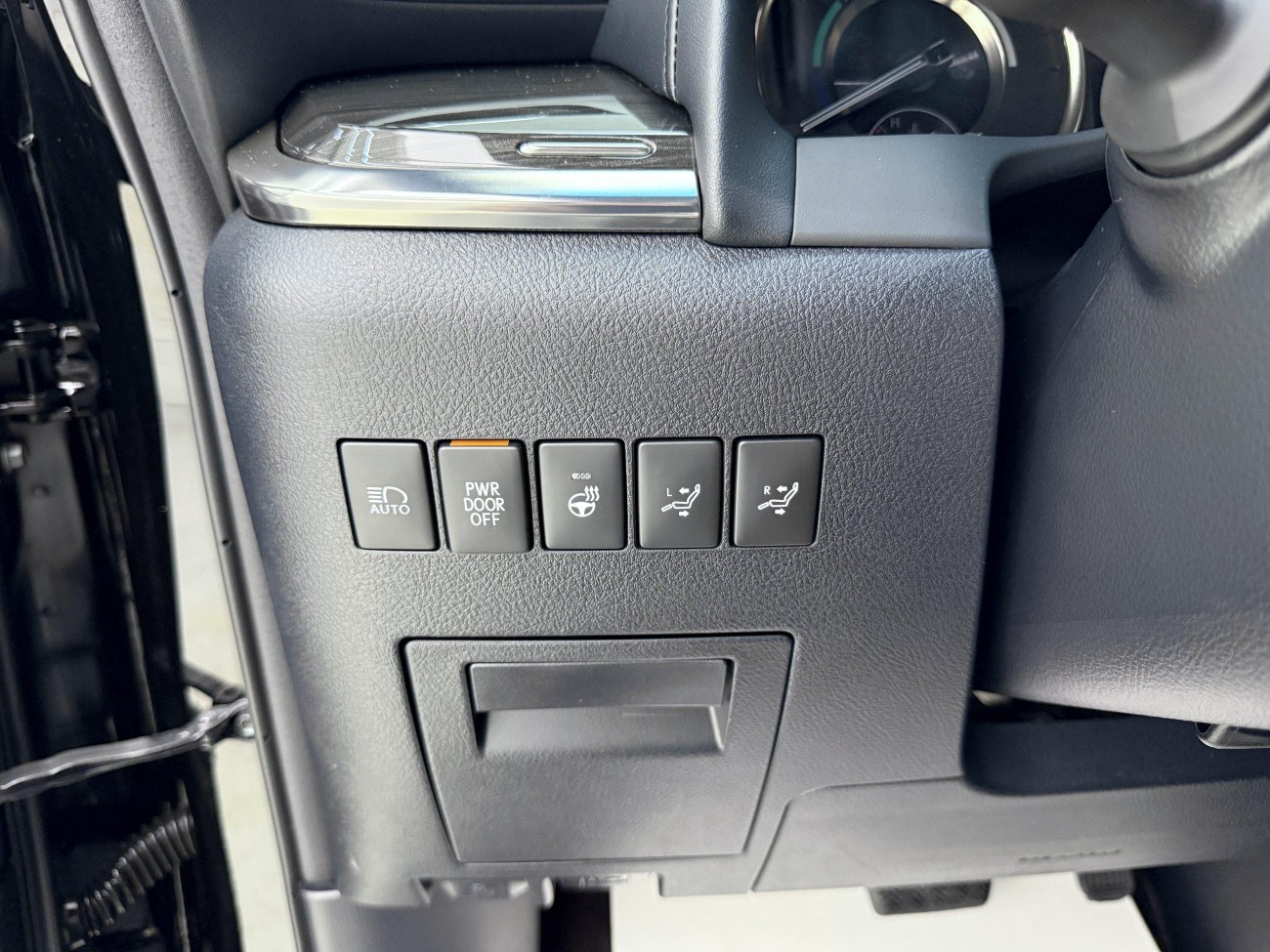 Lexus LM 300h 2023