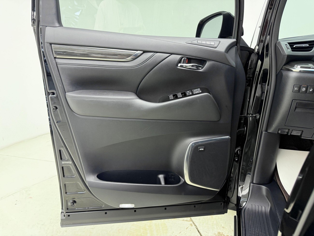 Lexus LM 300h 2023