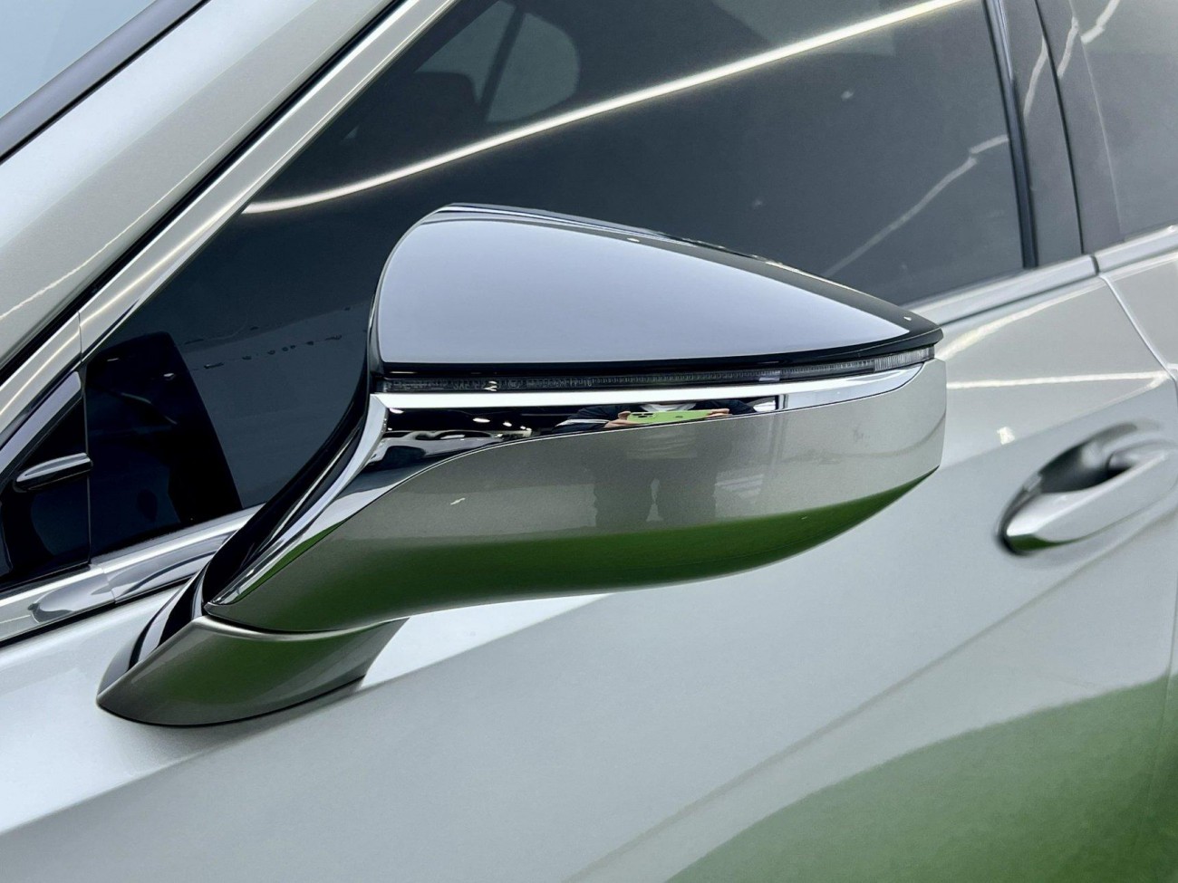 Lexus ES 200 2024