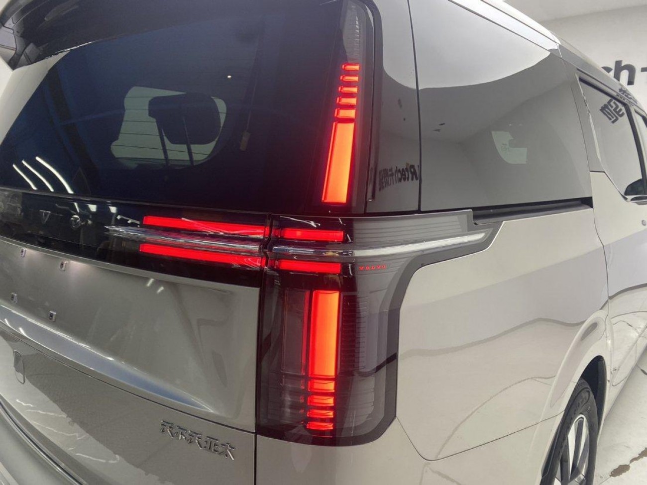 Volvo EM90 2024