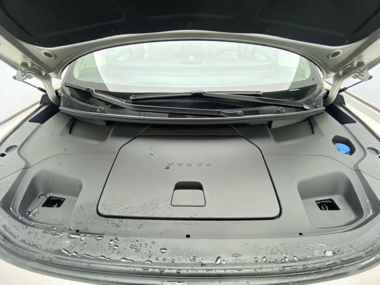 Volvo EM90 2024