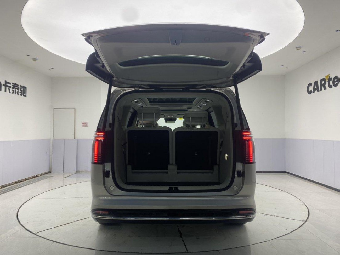 Volvo EM90 2024