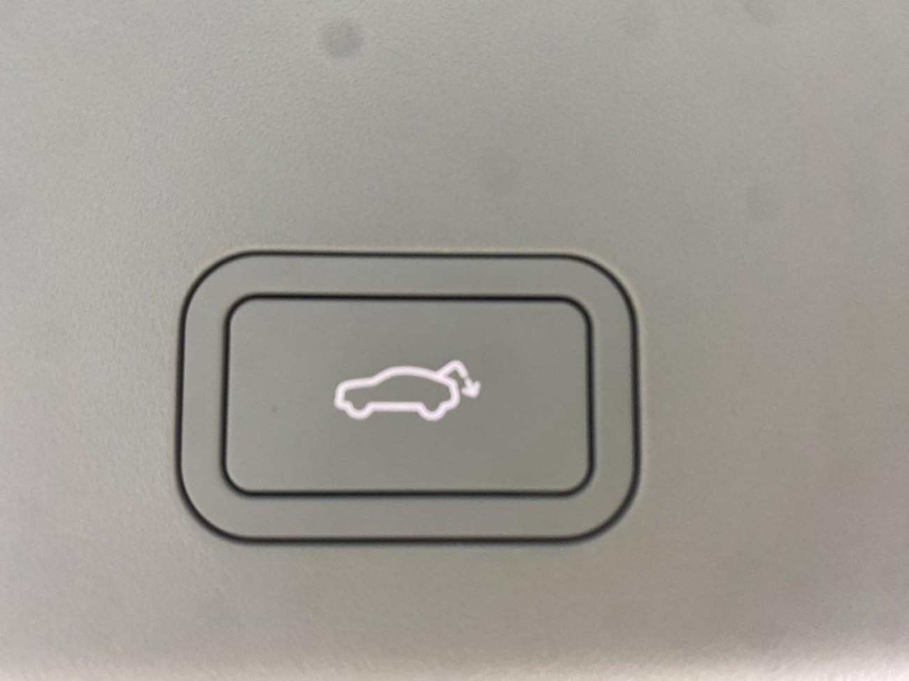 Volvo EM90 2024