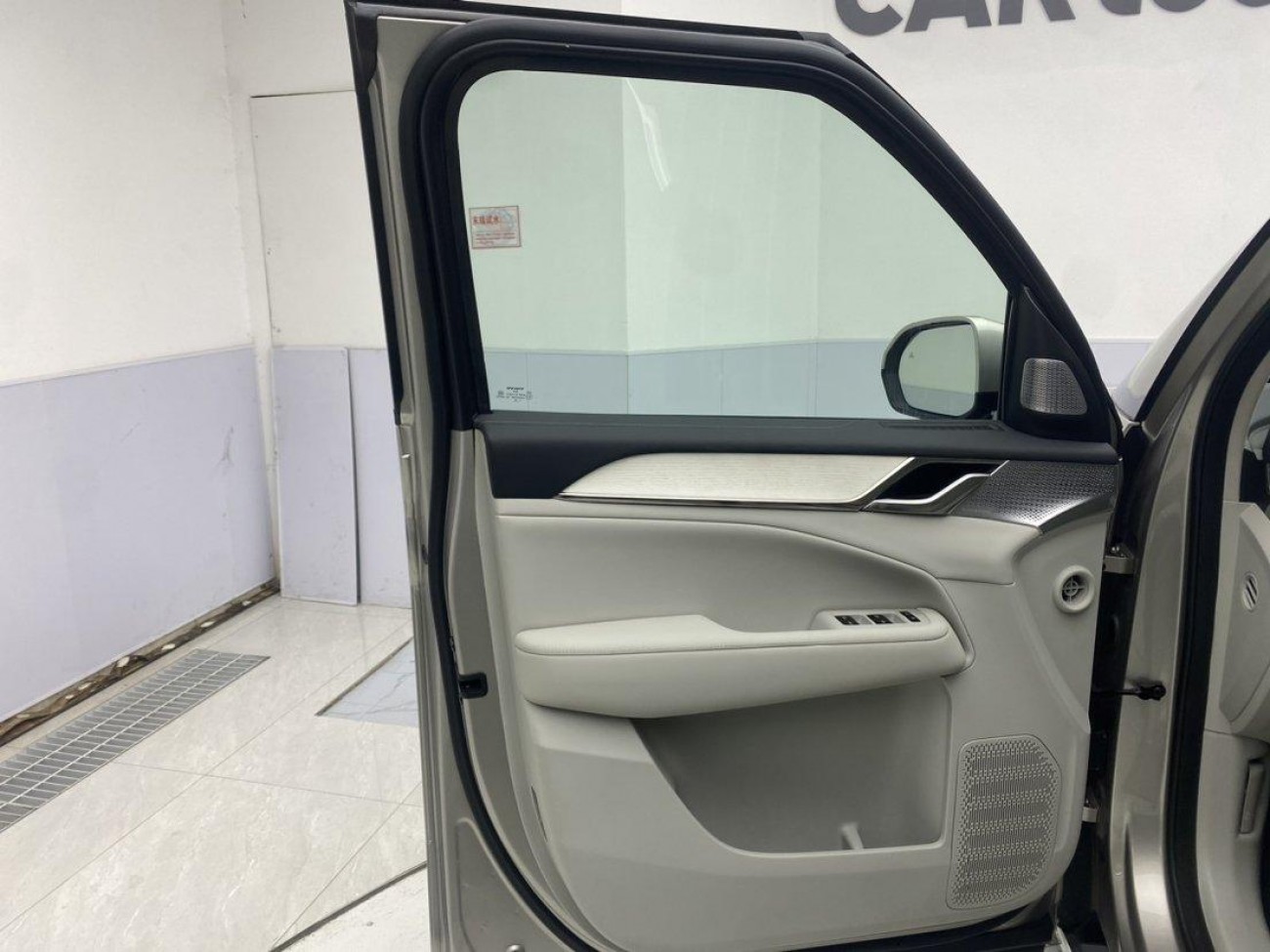 Volvo EM90 2024