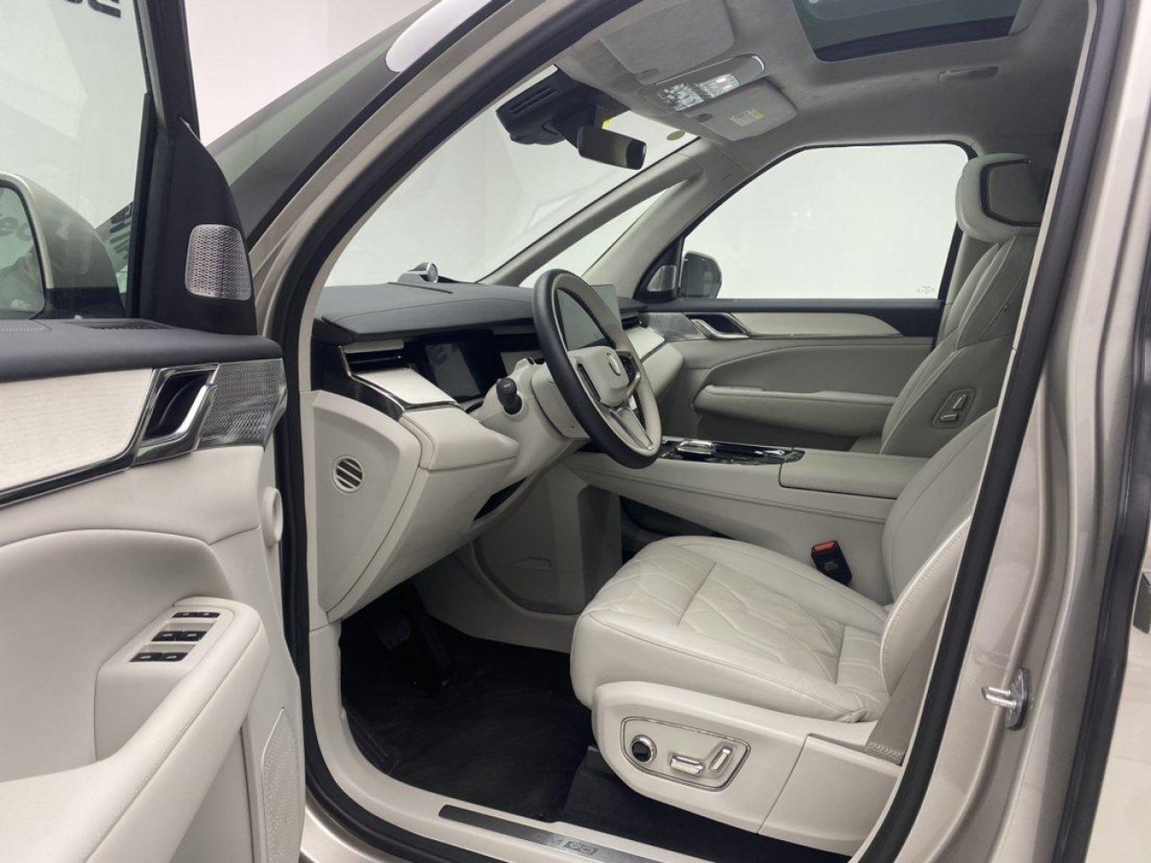 Volvo EM90 2024