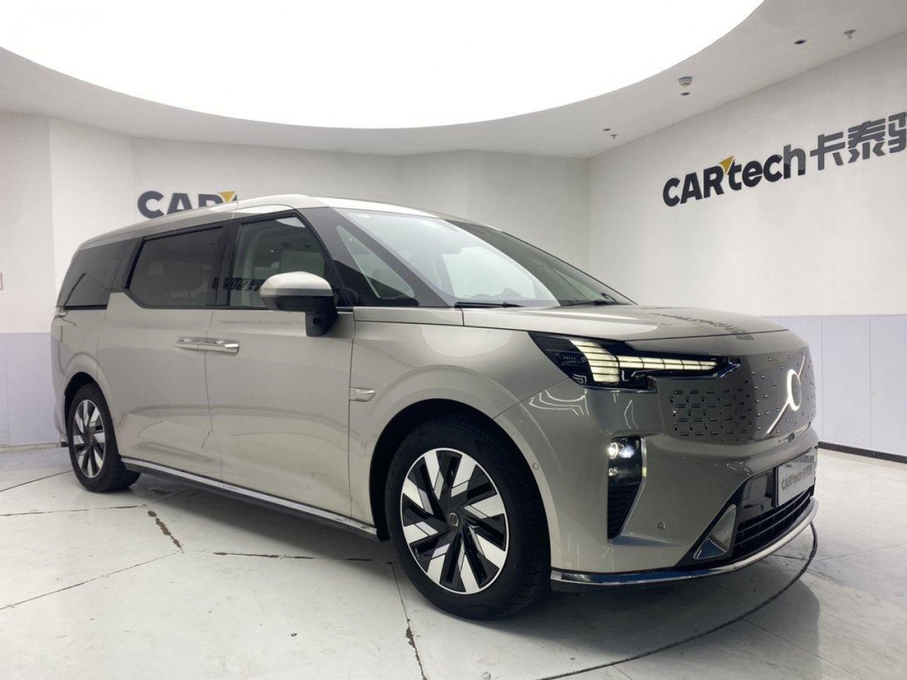 Volvo EM90 2024