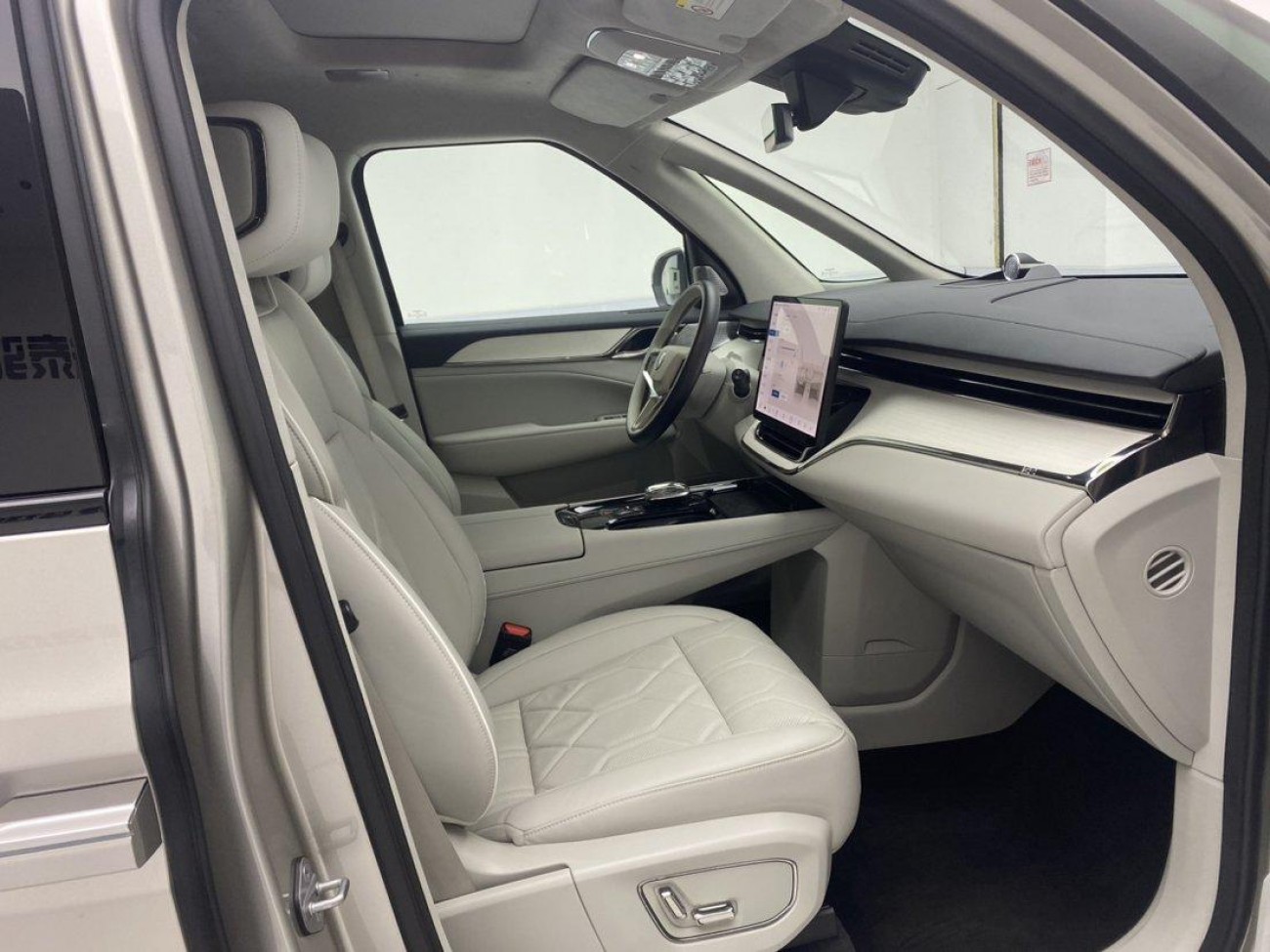 Volvo EM90 2024