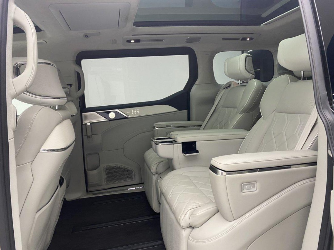 Volvo EM90 2024