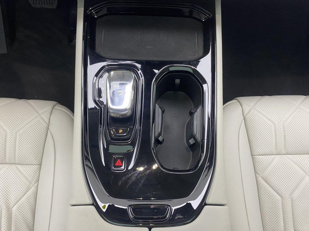 Volvo EM90 2024
