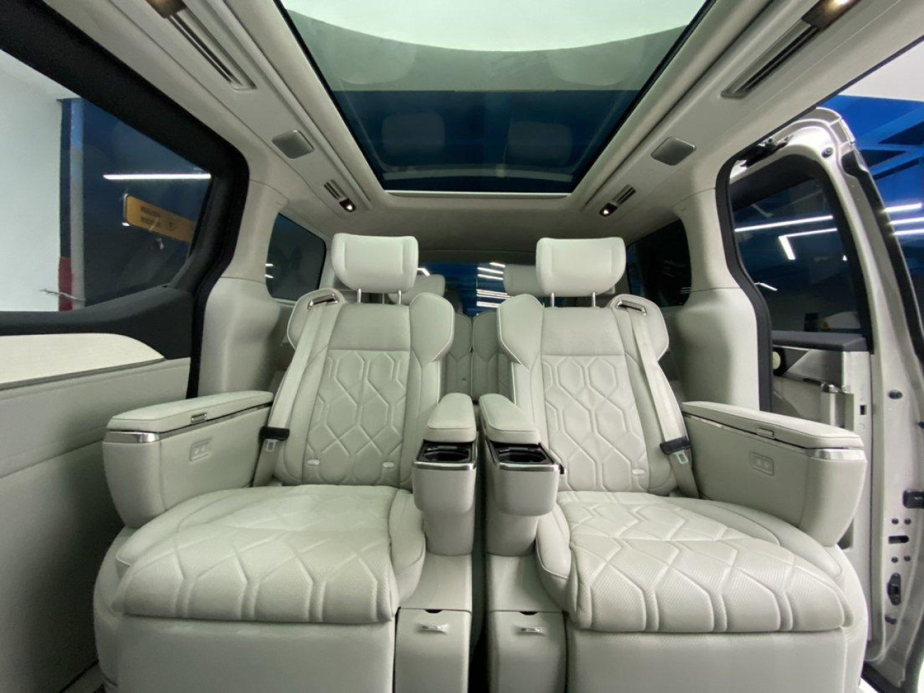 Volvo EM90 2024