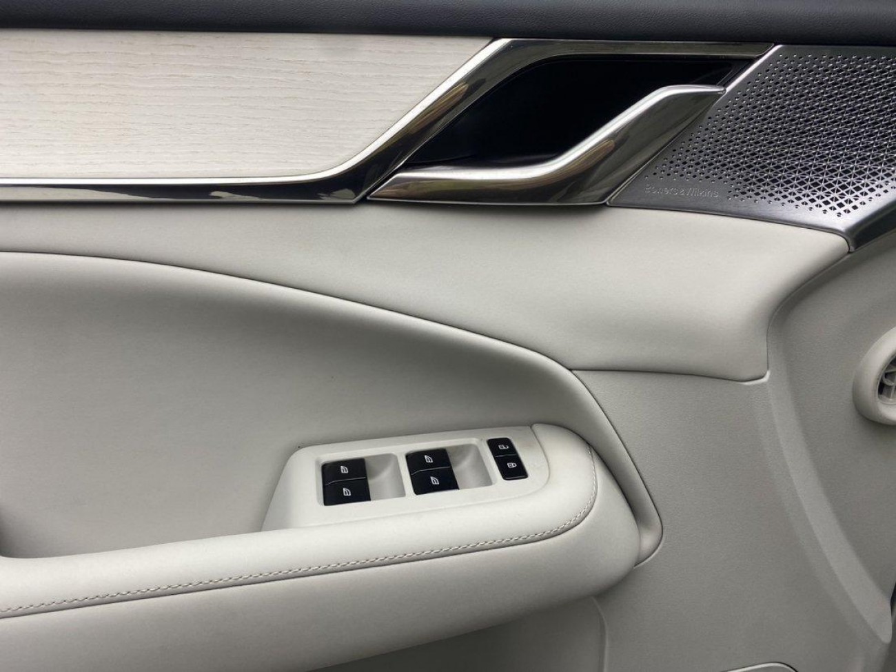 Volvo EM90 2024