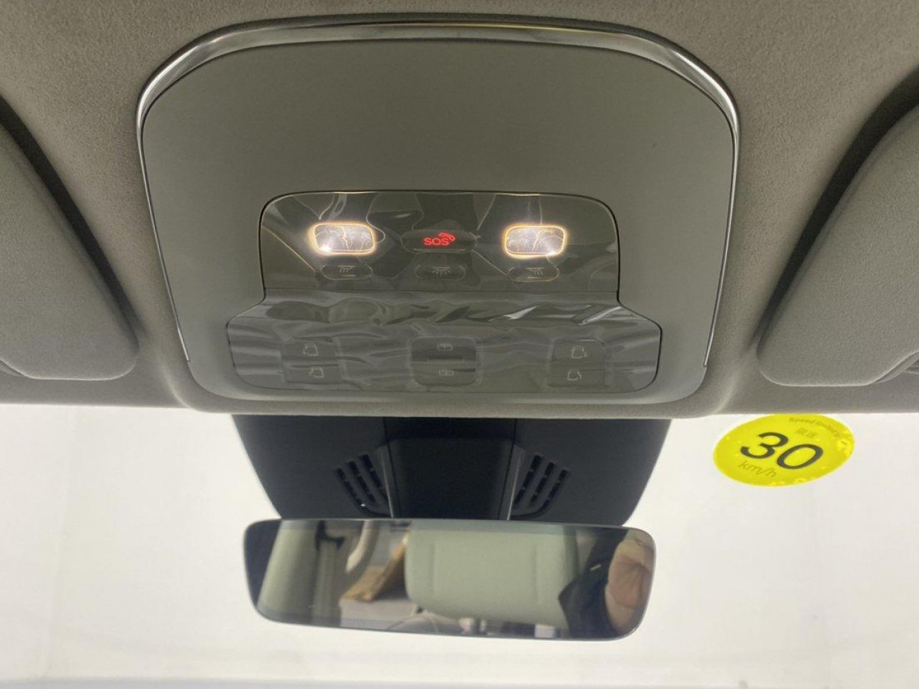 Volvo EM90 2024
