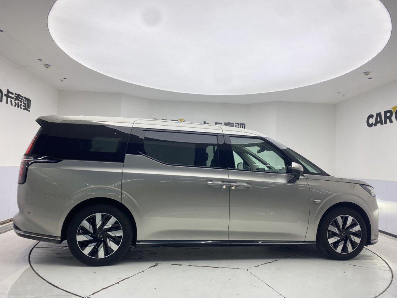 Volvo EM90 2024