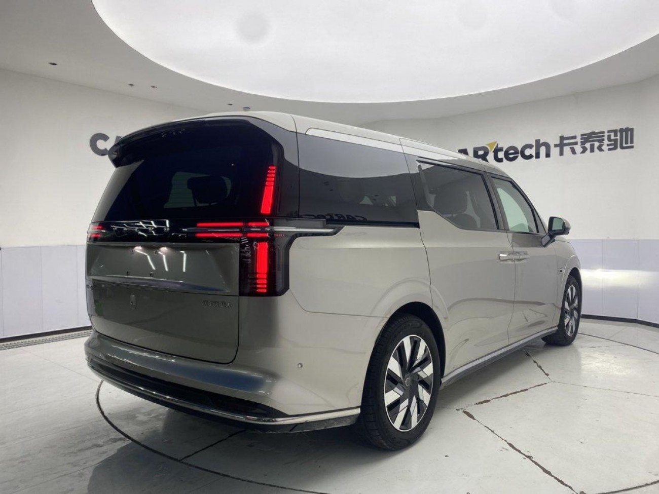 Volvo EM90 2024
