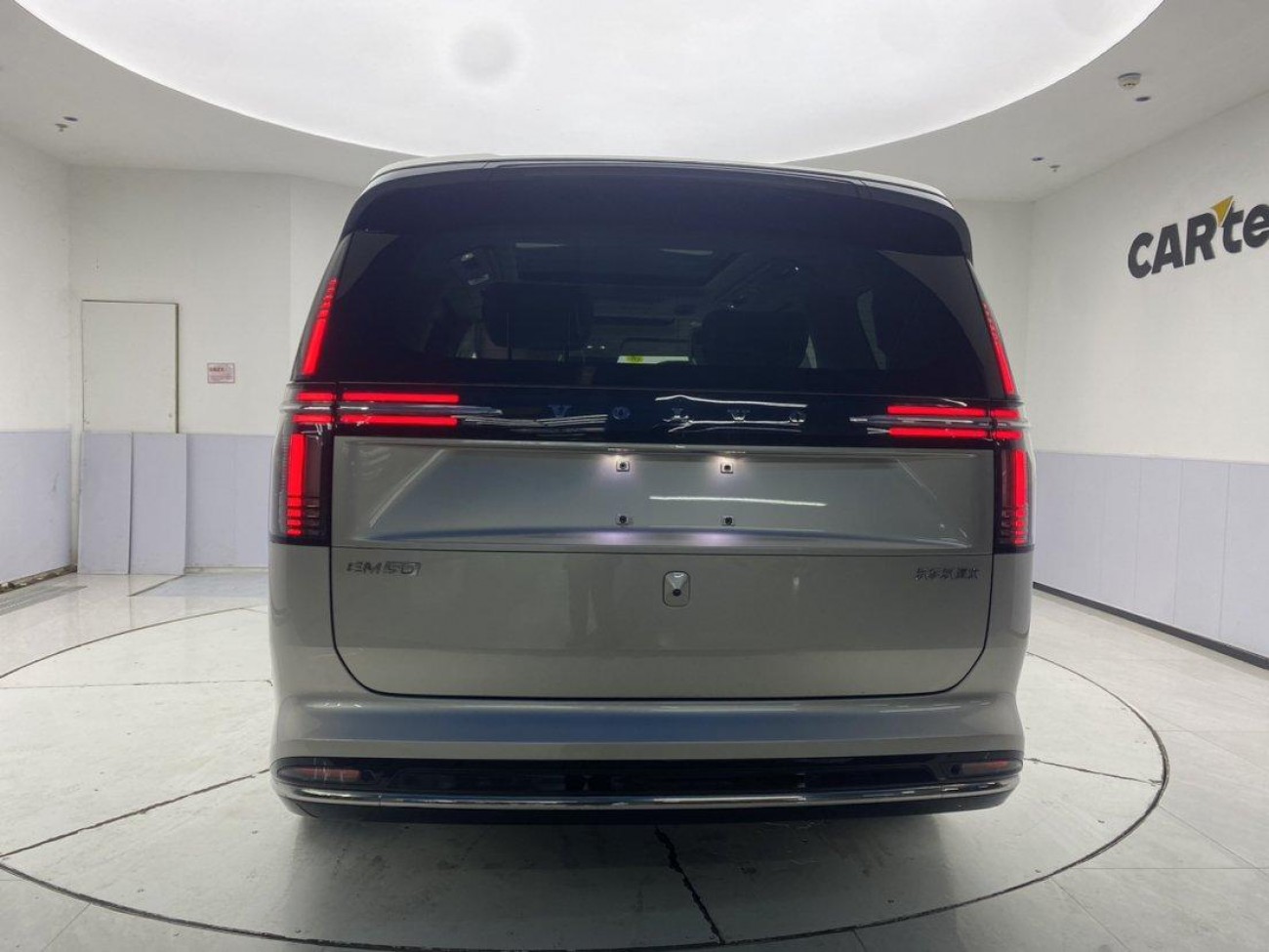 Volvo EM90 2024