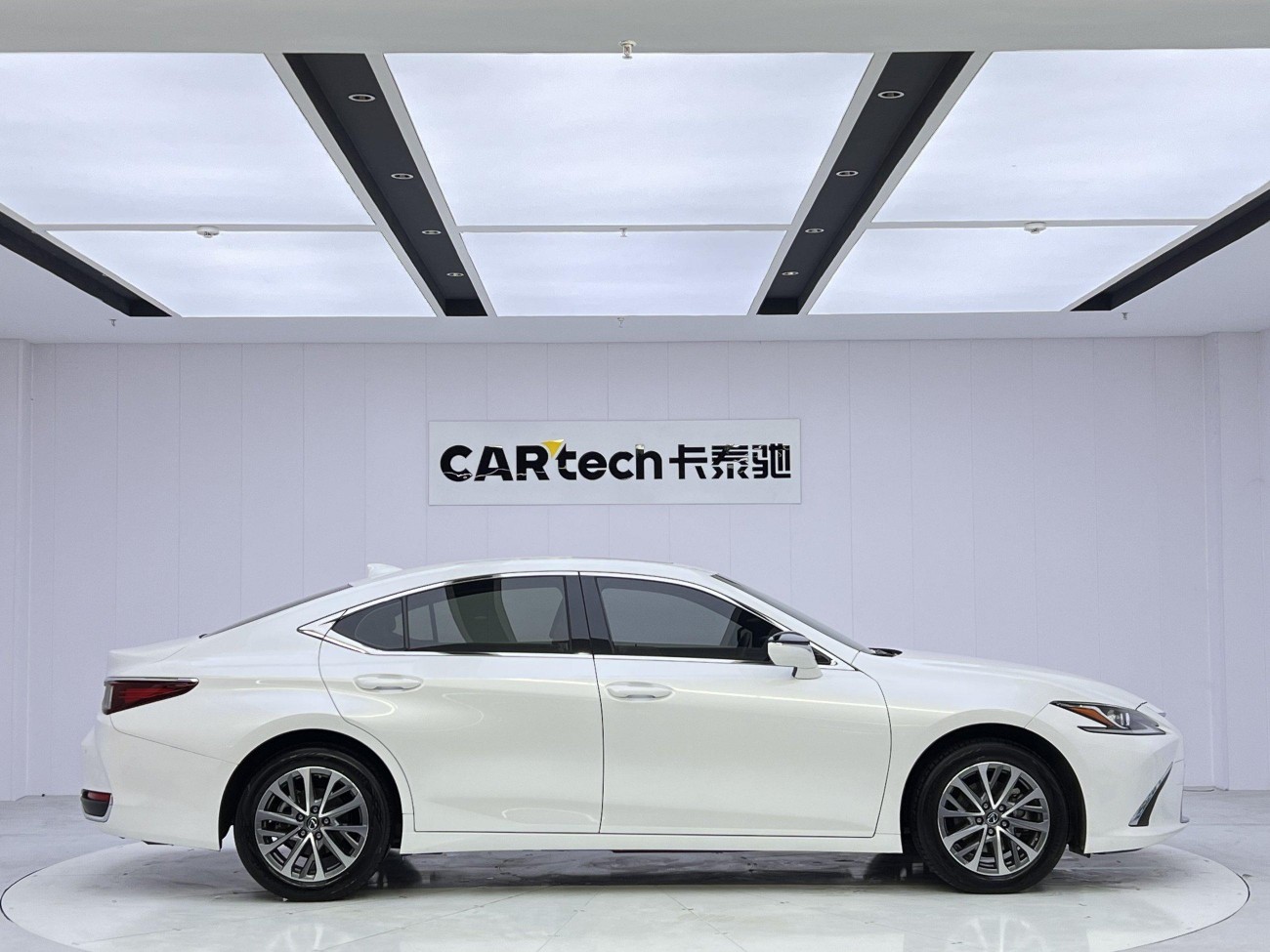 Lexus ES 200 2024