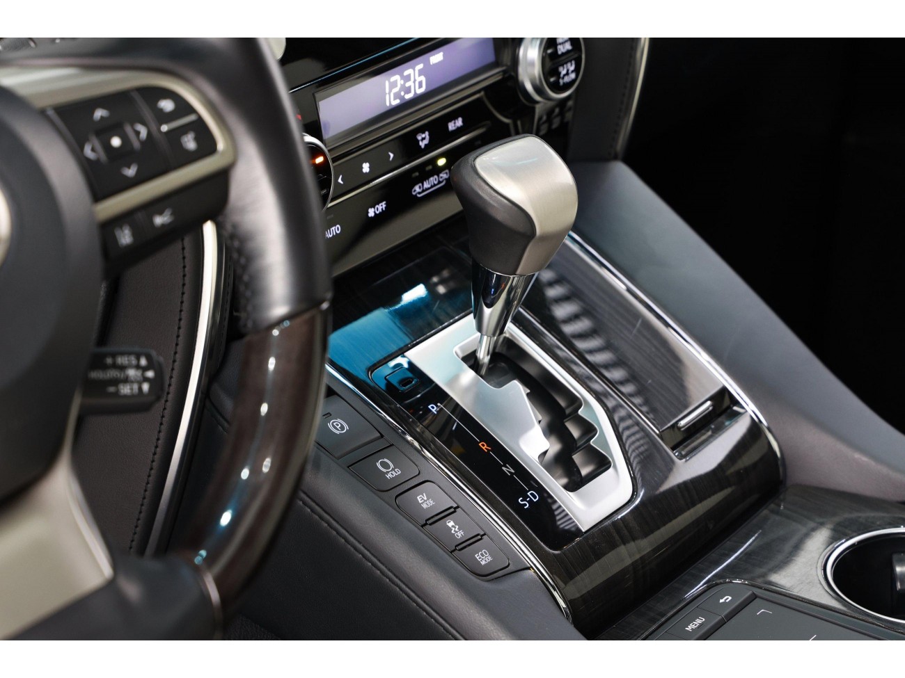 Lexus LM 300h 2022