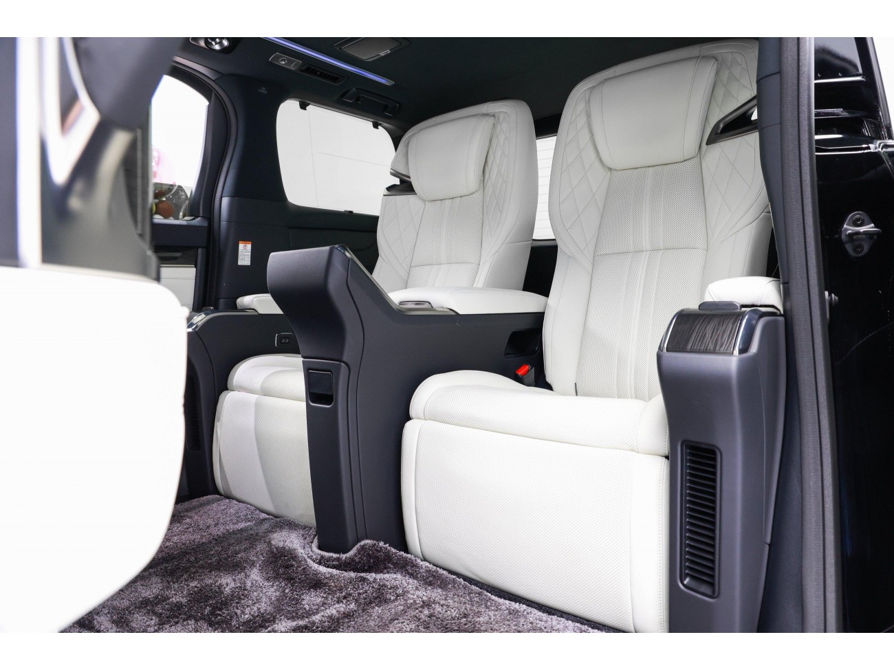 Lexus LM 300h 2022