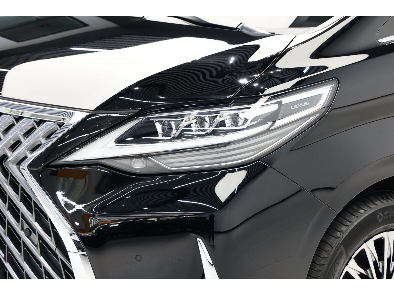 Lexus LM 300h 2022
