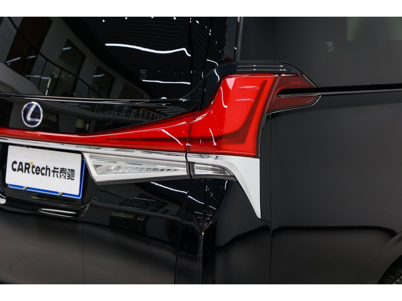 Lexus LM 300h 2022