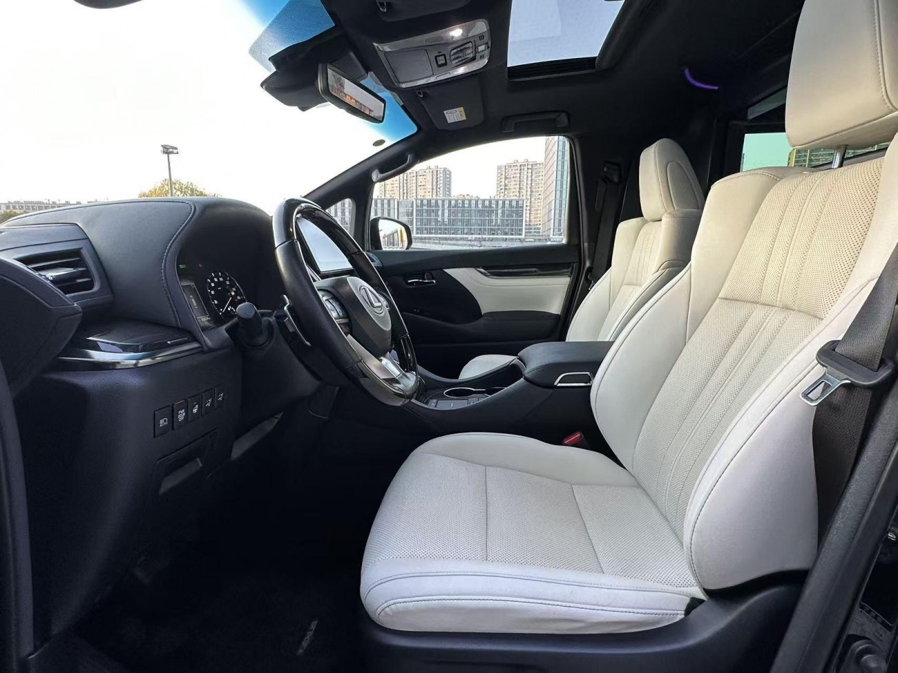Lexus LM 300h 2022