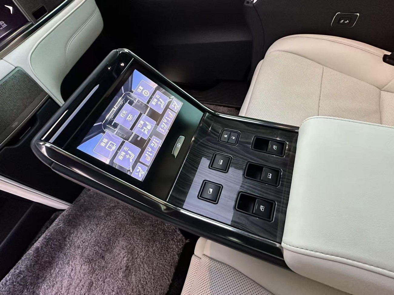 Lexus LM 300h 2022