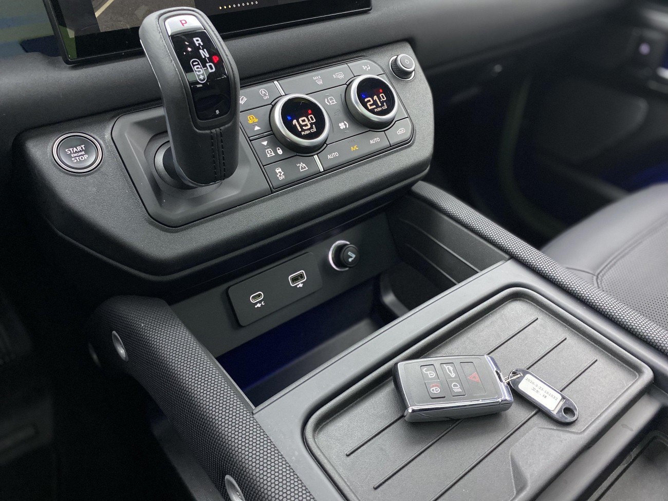 Land Rover Defender 2023