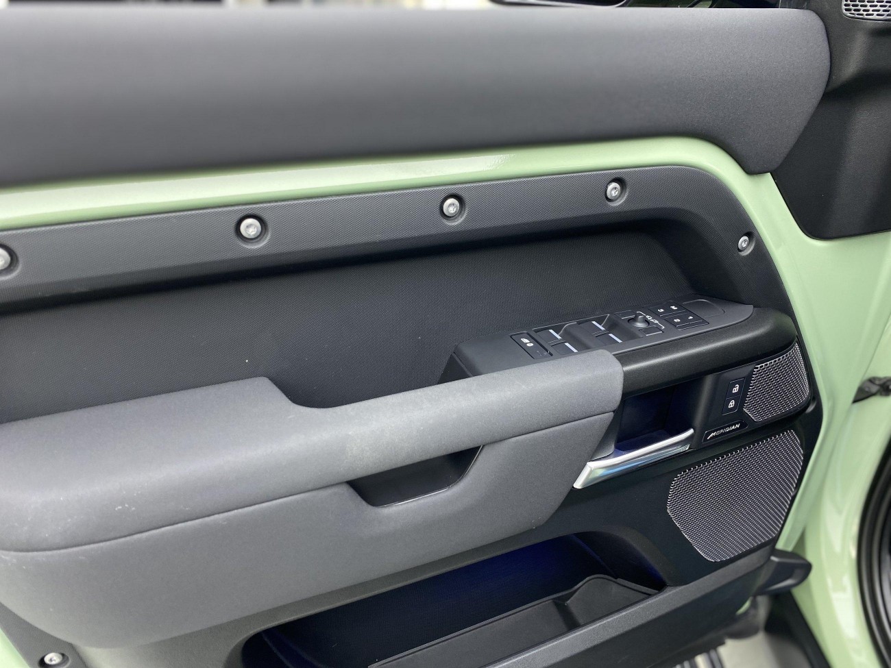Land Rover Defender 2023