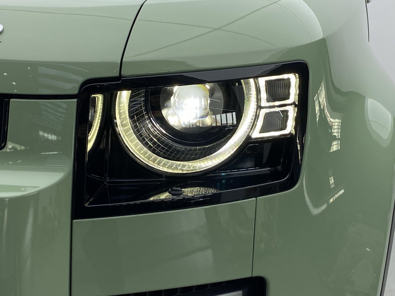 Land Rover Defender 2023