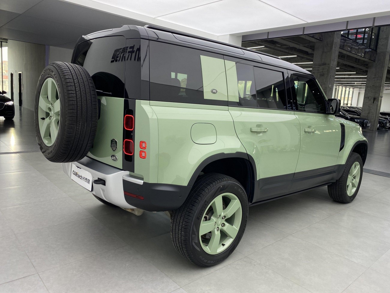 Land Rover Defender 2023