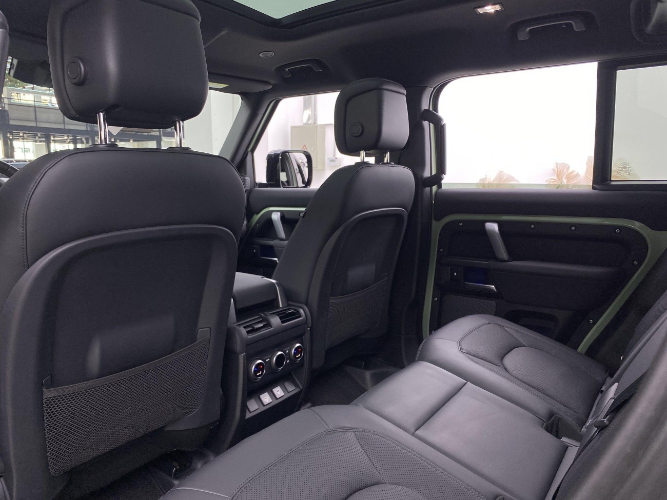 Land Rover Defender 2023
