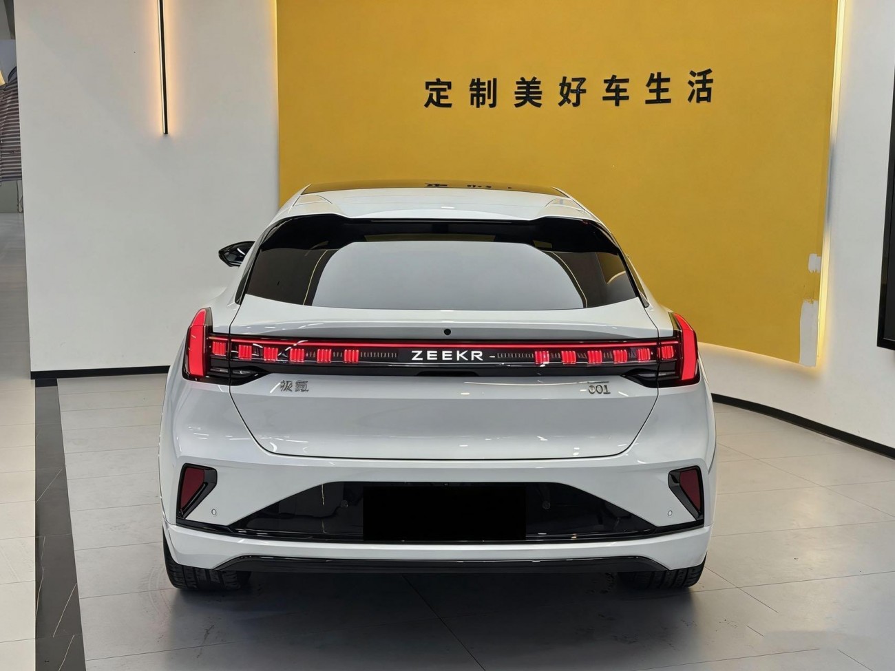 Zeekr 001 2025