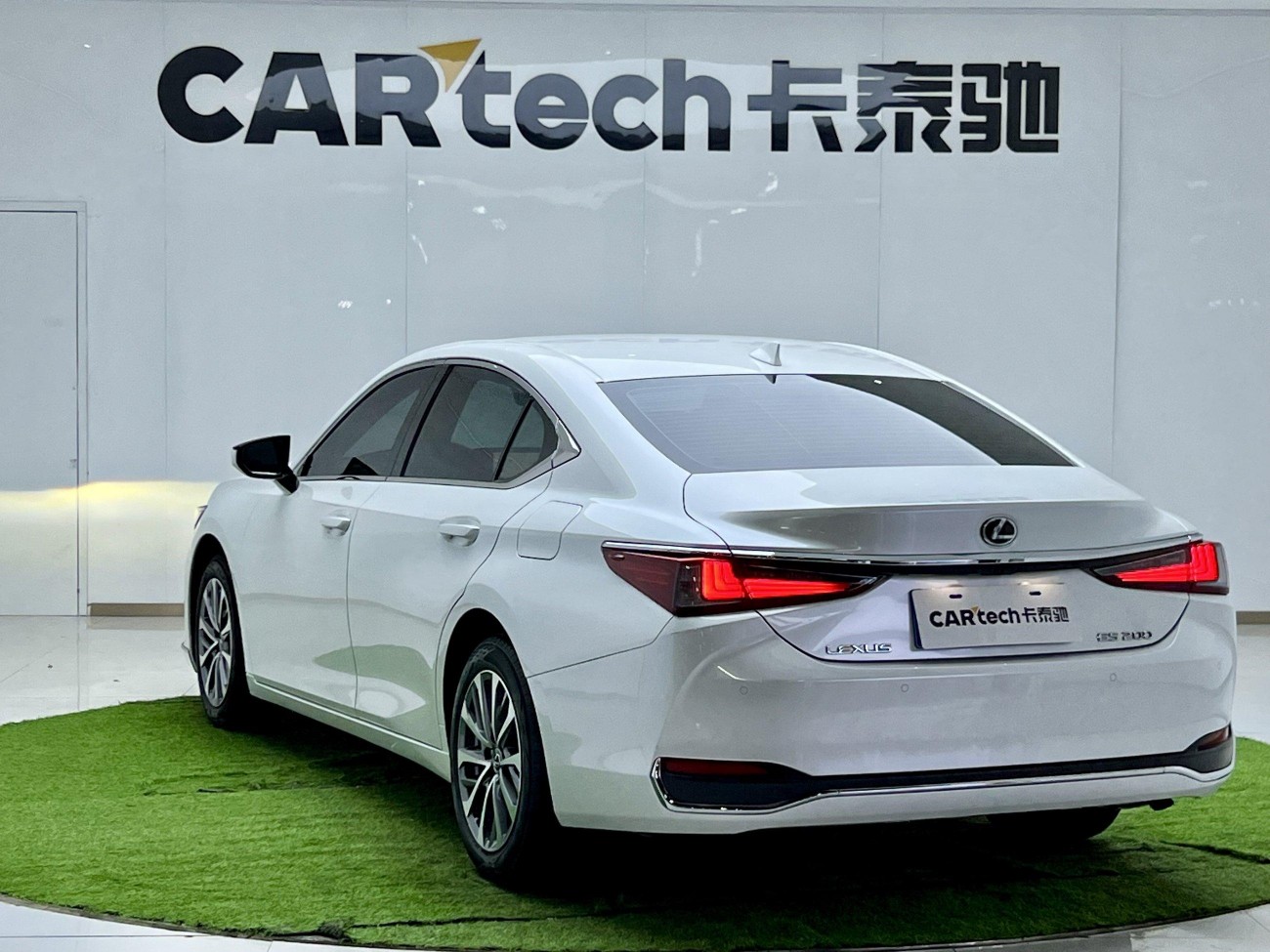 Lexus ES 200 2024
