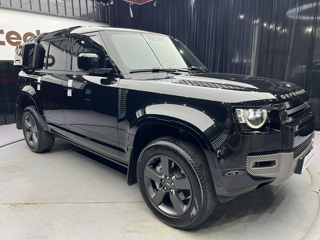 Land Rover Defender 2024