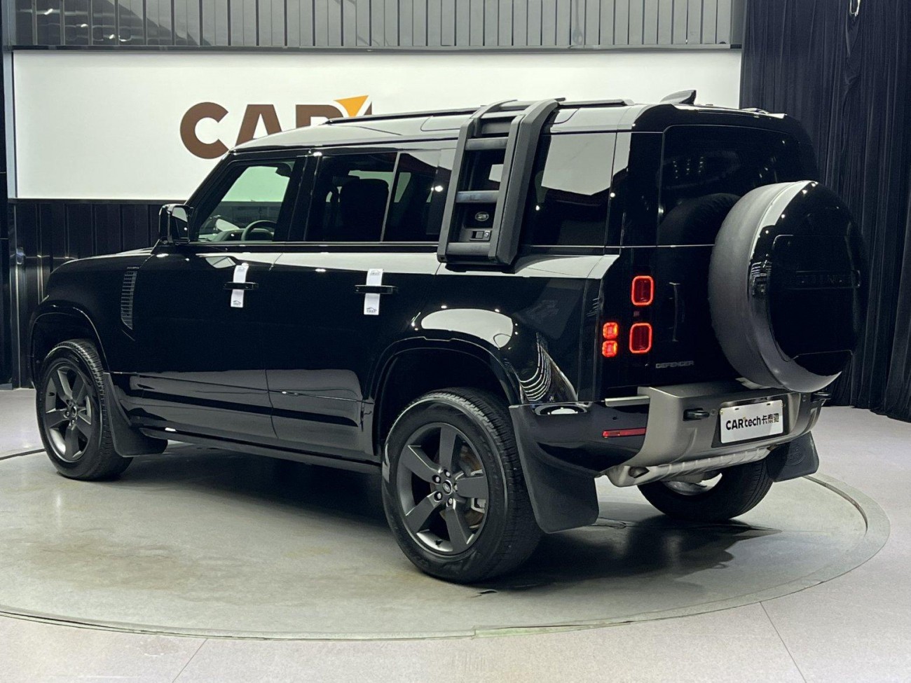 Land Rover Defender 2024