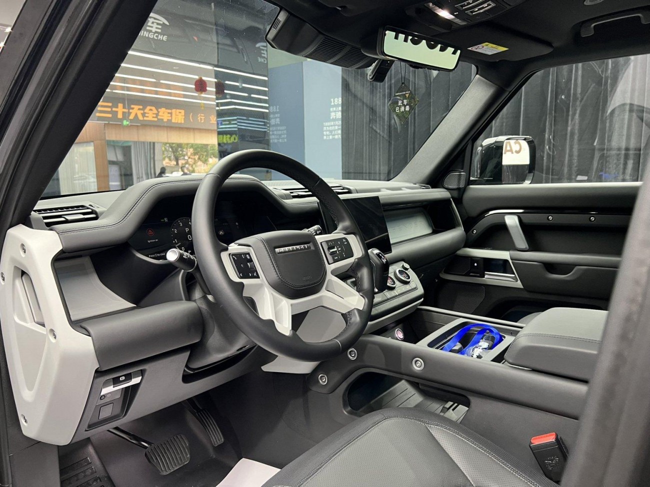 Land Rover Defender 2024