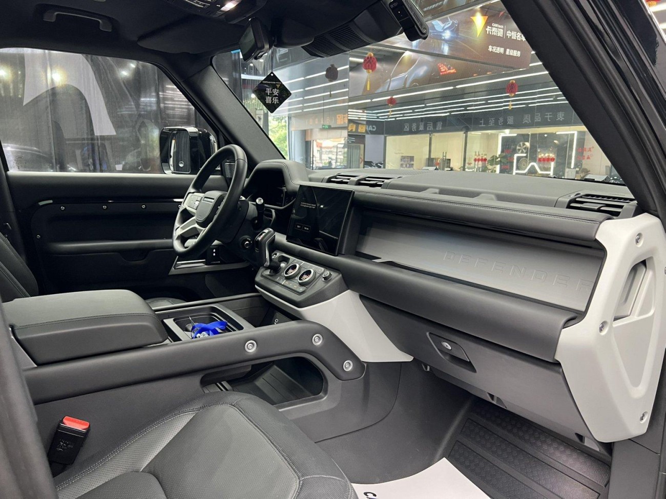 Land Rover Defender 2024