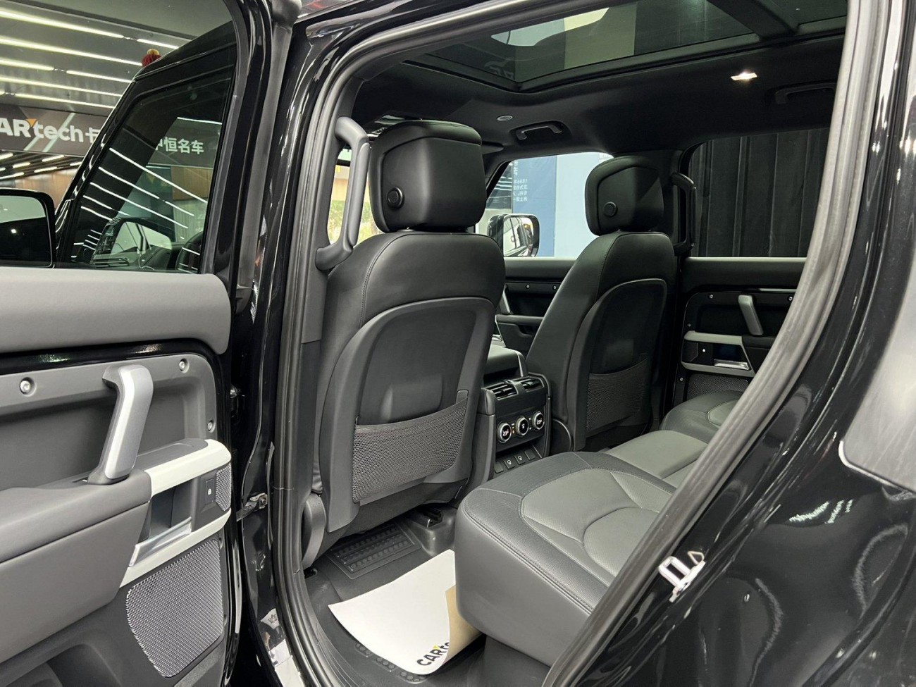 Land Rover Defender 2024