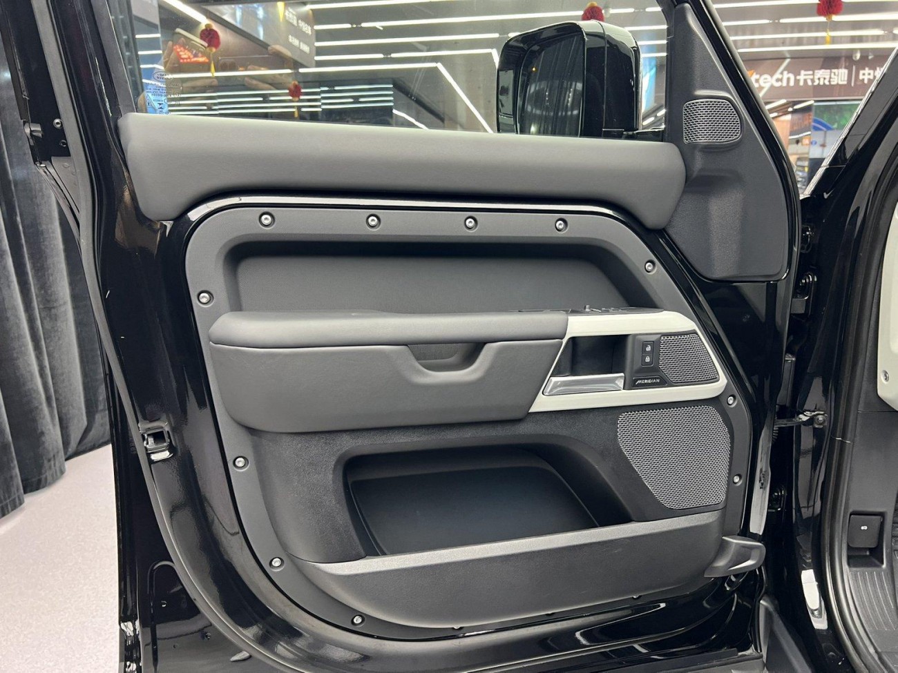 Land Rover Defender 2024