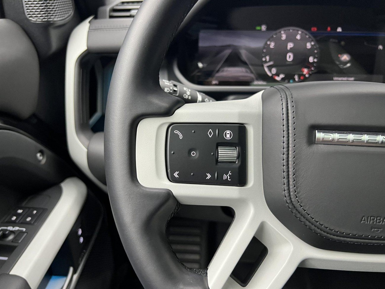 Land Rover Defender 2024