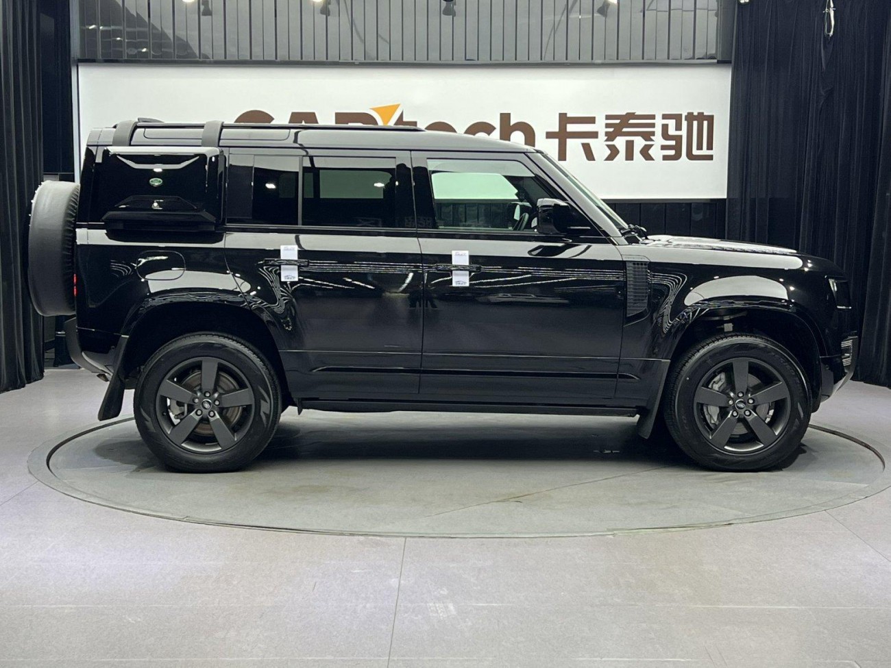 Land Rover Defender 2024