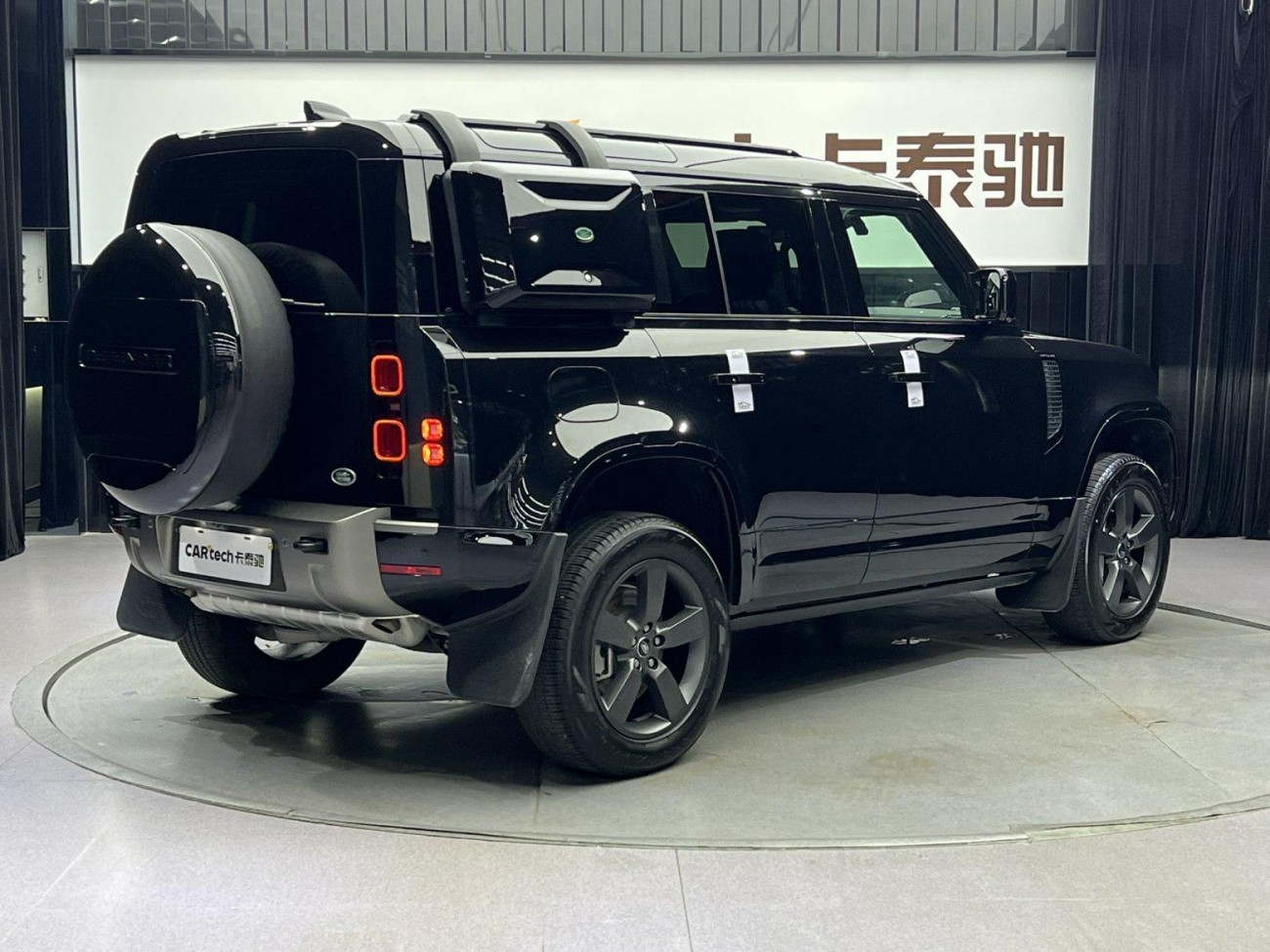 Land Rover Defender 2024
