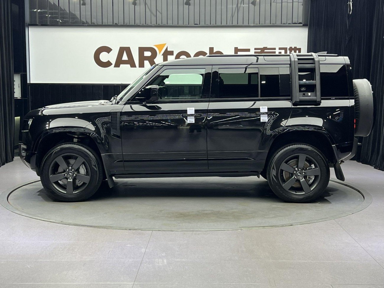 Land Rover Defender 2024