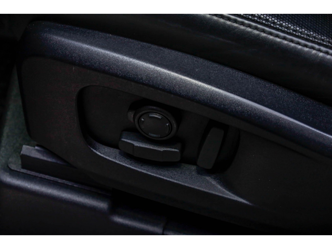 Land Rover Defender 2024