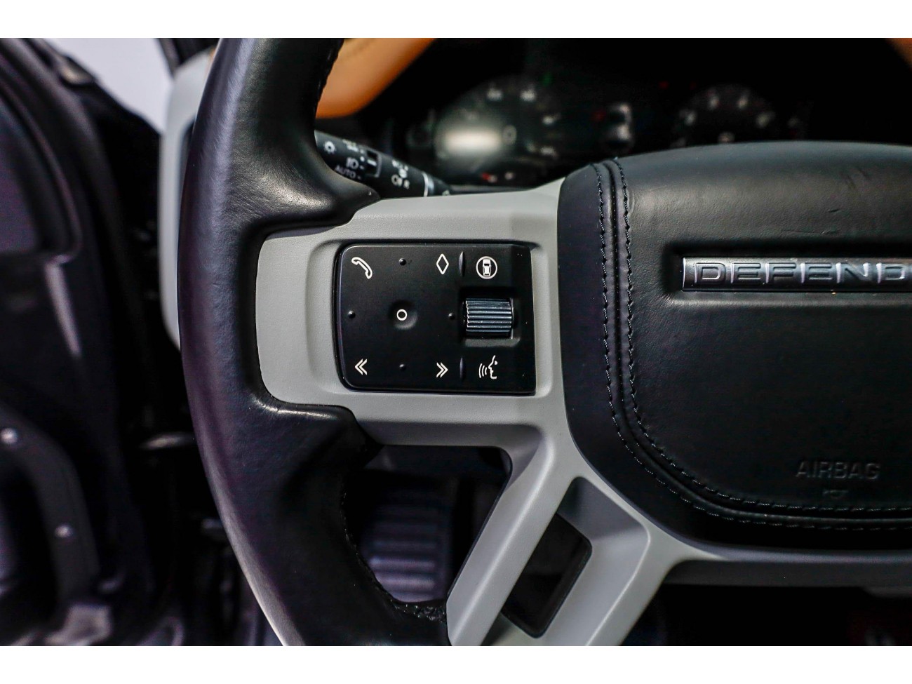 Land Rover Defender 2024