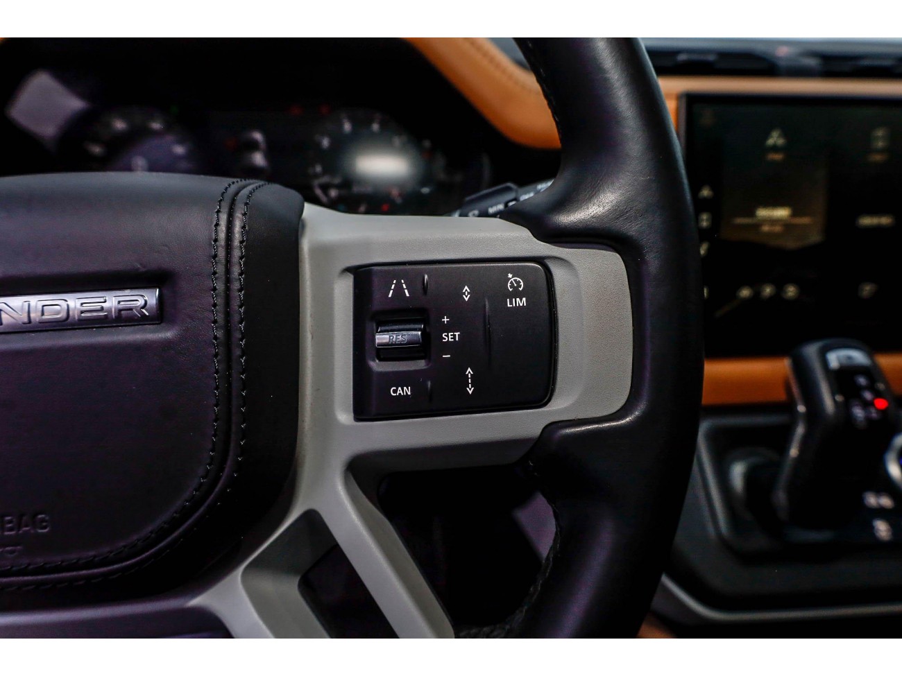 Land Rover Defender 2024