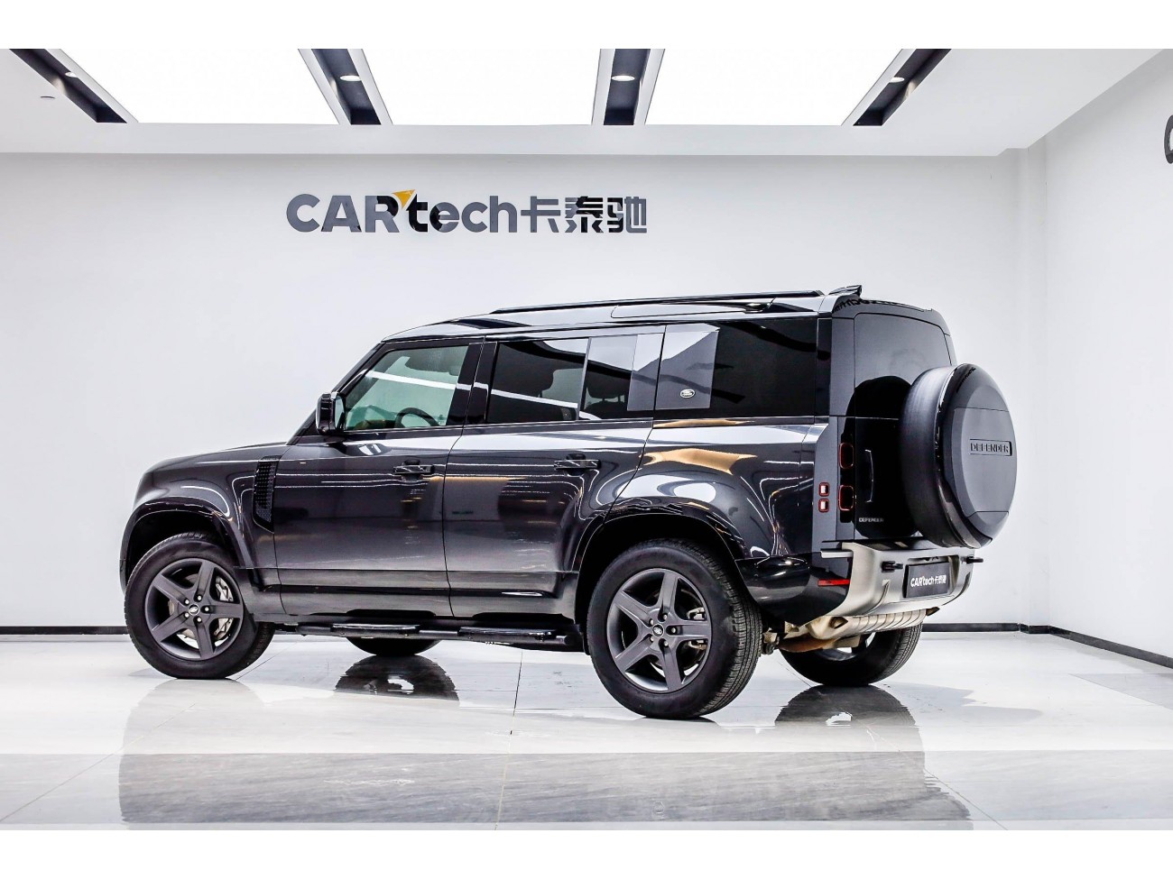 Land Rover Defender 2024