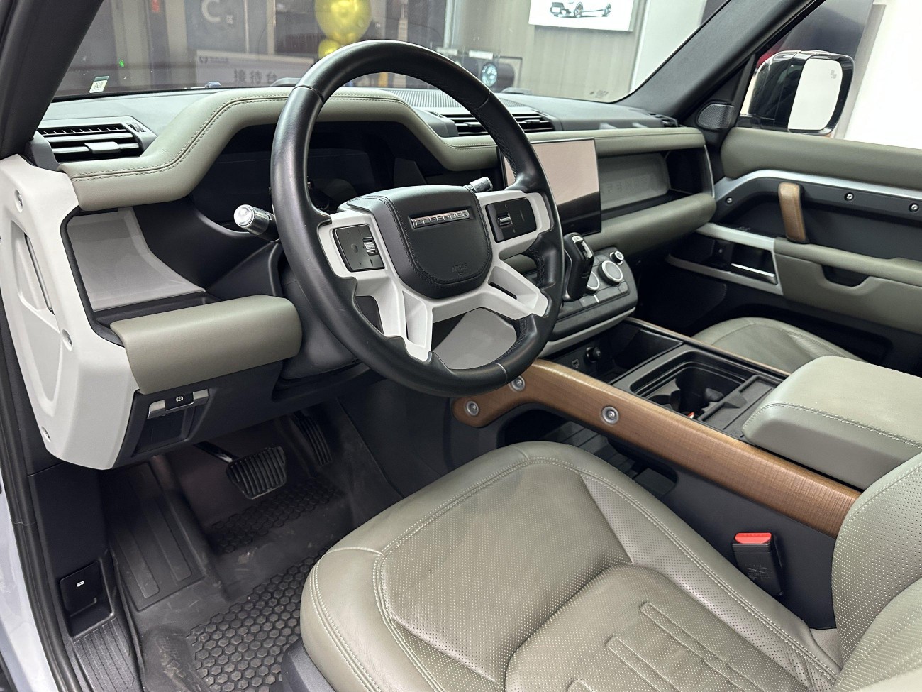 Land Rover Defender 2021
