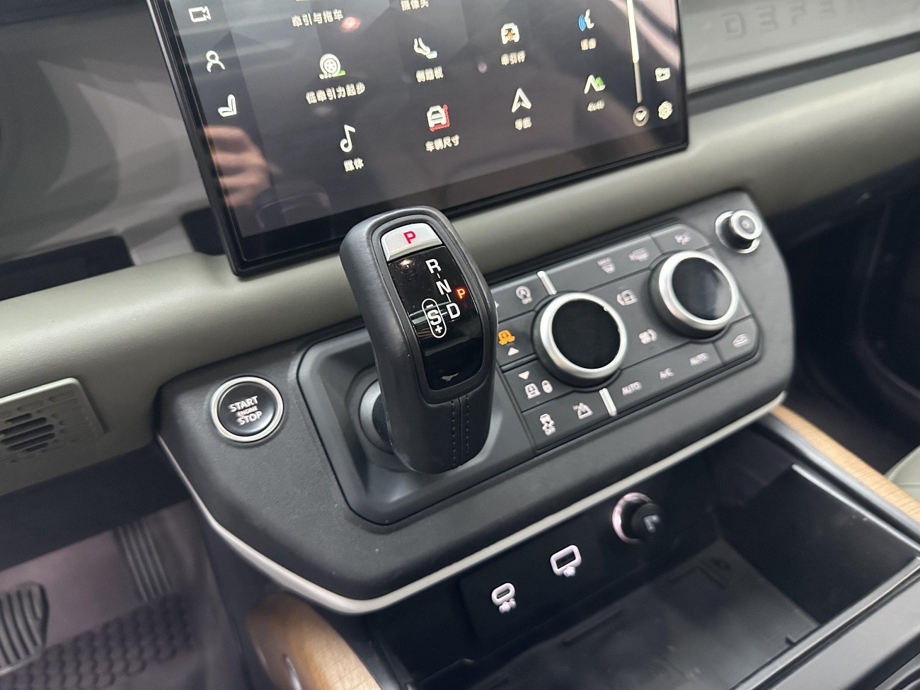 Land Rover Defender 2021